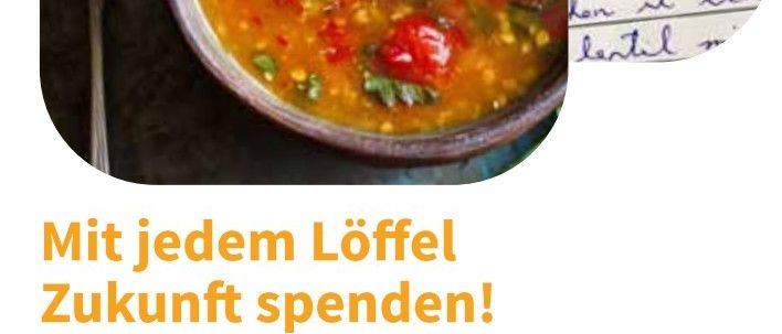 Eine Schüssel Linsensuppe mit Tomaten und Basilikum, serviert mit einem Löffel. Ein handgeschriebenes Rezept ist im Hintergrund. Der englische Text lautet 'Spend the future with every spoon!'