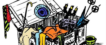 Ein offener Koffer gefüllt mit verschiedenen Gegenständen, einschließlich eines Gehstocks, Kleidung und Schuhen, mit einem farbenfrohen runden Objekt obenauf.