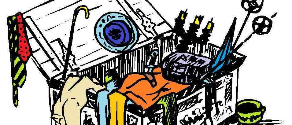 Ein offener Koffer gefüllt mit verschiedenen Gegenständen, einschließlich eines Gehstocks, Kleidung und Schuhen, mit einem farbenfrohen runden Objekt obenauf.