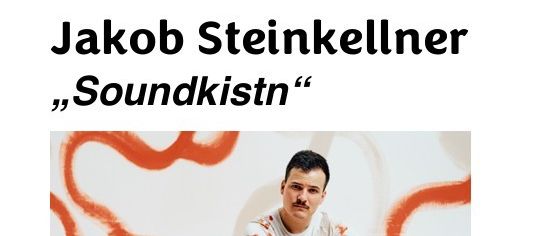 Plakat für Jakob Steinkellers Aufführung 'Soundkistn'. Ein Mann sitzt mit einem Akkordeon auf dem Boden. Datum und Ort sind angezeigt.