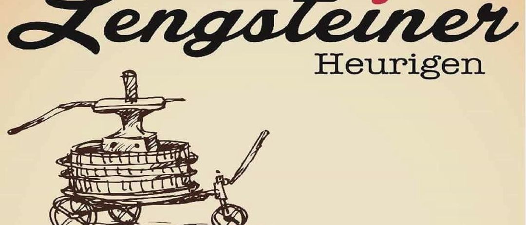 Ein Plakat mit einer handgezeichneten Illustration eines Fasswagens mit einem Amboss obenauf und dem Text 'Lengstein Heurig' in fetter schwarzer Schrift.