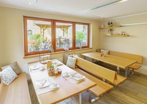 Bild enthält, Dining Room, Dining Table, Furniture, Indoors, Table, Restaurant, Interior Design, Wood, Living Room, Cafeteria