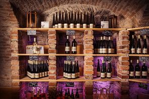 Bild enthält, Alcohol, Beverage, Liquor, Wine, Festival, Hanukkah Menorah, Wine Cellar, Bottle