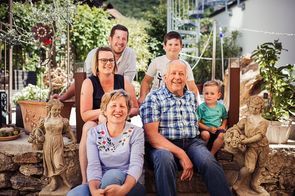 Bild enthält, People, Person, Potted Plant, Adult, Male, Man, Baby, Pants, Groupshot, Face