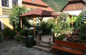 Bild enthält, Backyard, Nature, Outdoors, Yard, House, Housing, Patio, Bench, Furniture, Person