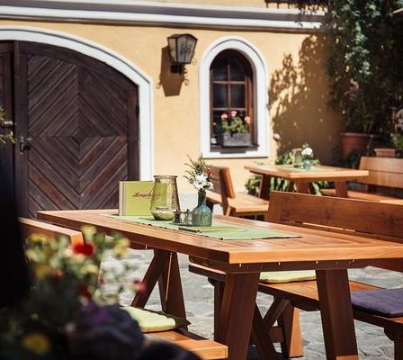 Bild enthält, Dining Table, Furniture, Table, Wood, Indoors, Interior Design, Tabletop, Dining Room, Restaurant, Villa