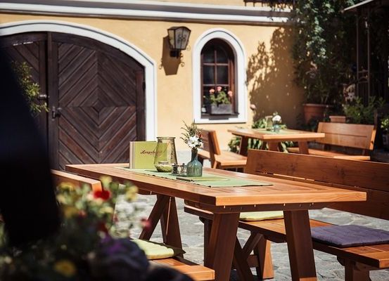 Bild enthält, Dining Table, Furniture, Table, Wood, Indoors, Interior Design, Tabletop, Dining Room, Restaurant, Villa