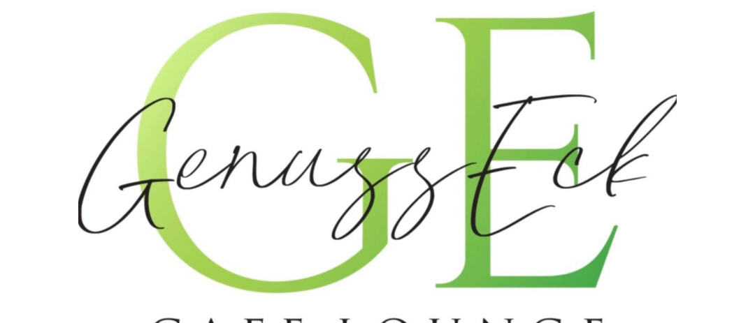 Das Bild zeigt ein Logo für Genuss Eck Cafe Lounge, mit dem Namen 'Genuss Eck' in kursiver grüner Schrift und 'Cafe Lounge' darunter in Fettdruck.