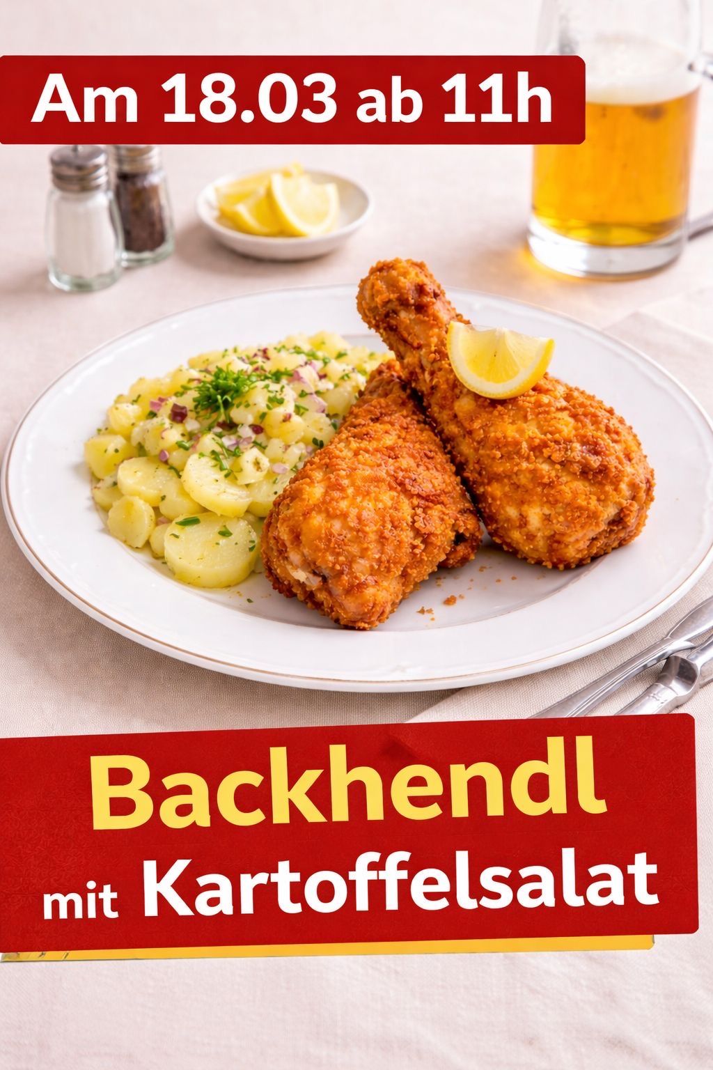 Ein weißer Teller mit knusprigen gebratenen Hähnchenschenkeln, Zitronenscheibe und Kartoffelsalat garniert mit Petersilie. Ein Glas Bier und eine Schüssel mit Zitronenscheiben im Hintergrund.