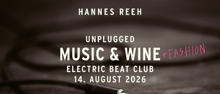 Ein Poster für Hannes Reeh Unplugged Music & Wine mit einem Kabel und Audiostecker auf einer Holzoberfläche. Das Event findet am 14. August 2026 statt.