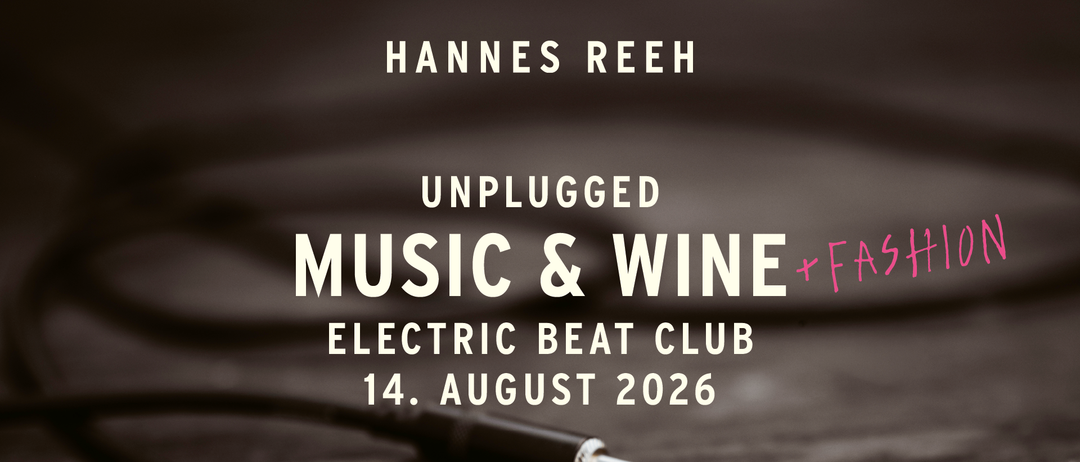 Ein Poster für Hannes Reeh Unplugged Music & Wine mit einem Kabel und Audiostecker auf einer Holzoberfläche. Das Event findet am 14. August 2026 statt.