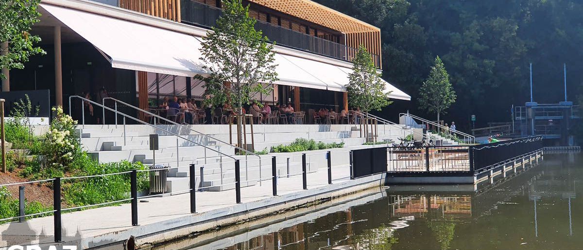 Bild enthält, Nature, Outdoors, Scenery, Building, Water, Waterfront, Shelter, City, Canal, Awning