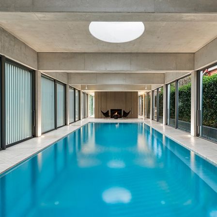 Bild enthält, Pool, Water, Swimming Pool, Chair, Furniture, Outdoors, Aerial View, Floor, Indoors, Interior Design