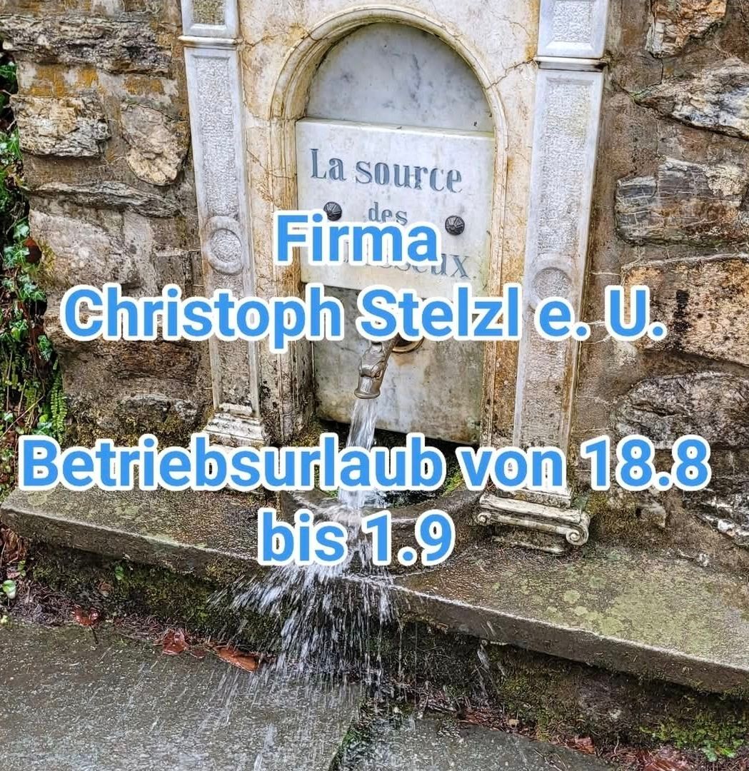 Ein Springbrunnen mit fließendem Wasser, in eine Steinmauer eingelassen. Das Schild trägt die Aufschrift 'La Source Firma Christoph Stelzl e. U. Betriebsurlaub von 18.8 bis 1.9.'
