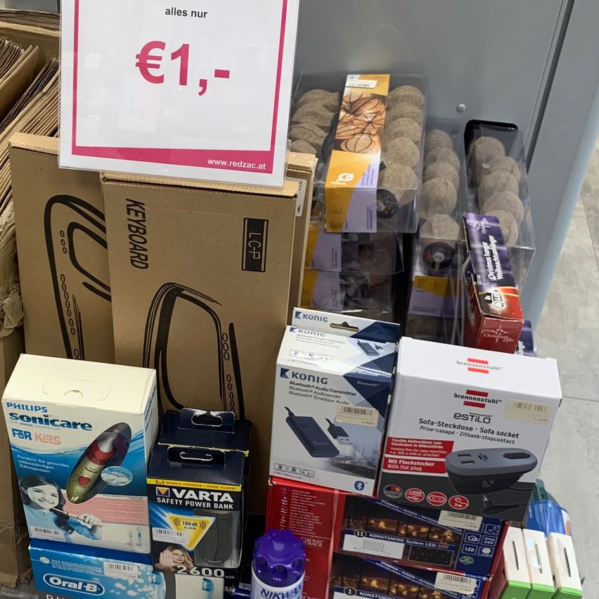 Bild enthält, Person, Advertisement, Box, Symbol, Number, Text, Cardboard, Carton