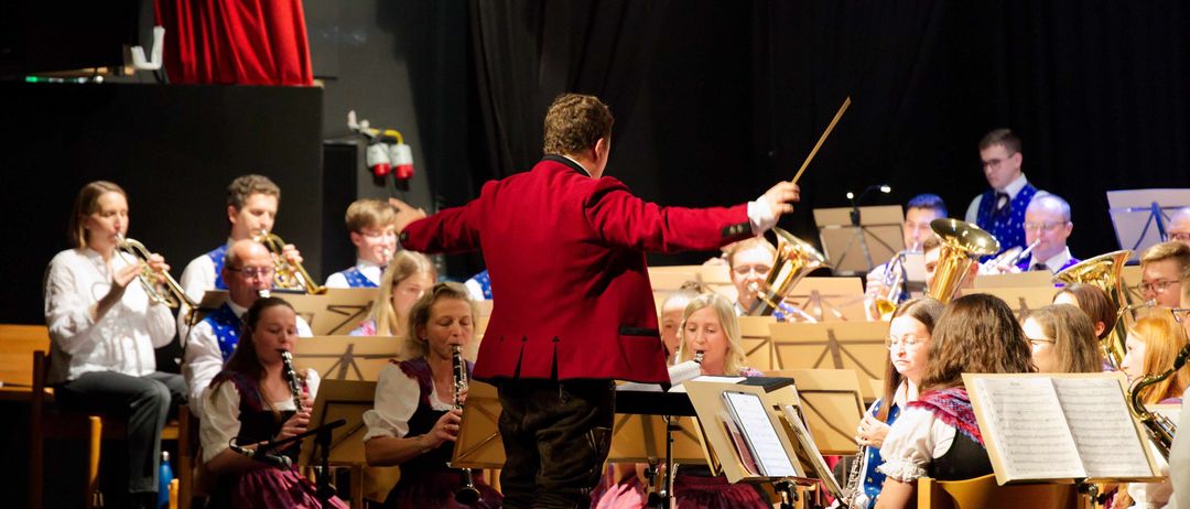 Bild enthält, Indoors, Adult, Female, Person, Woman, Group Performance, Orchestra, Male, Man, Baton