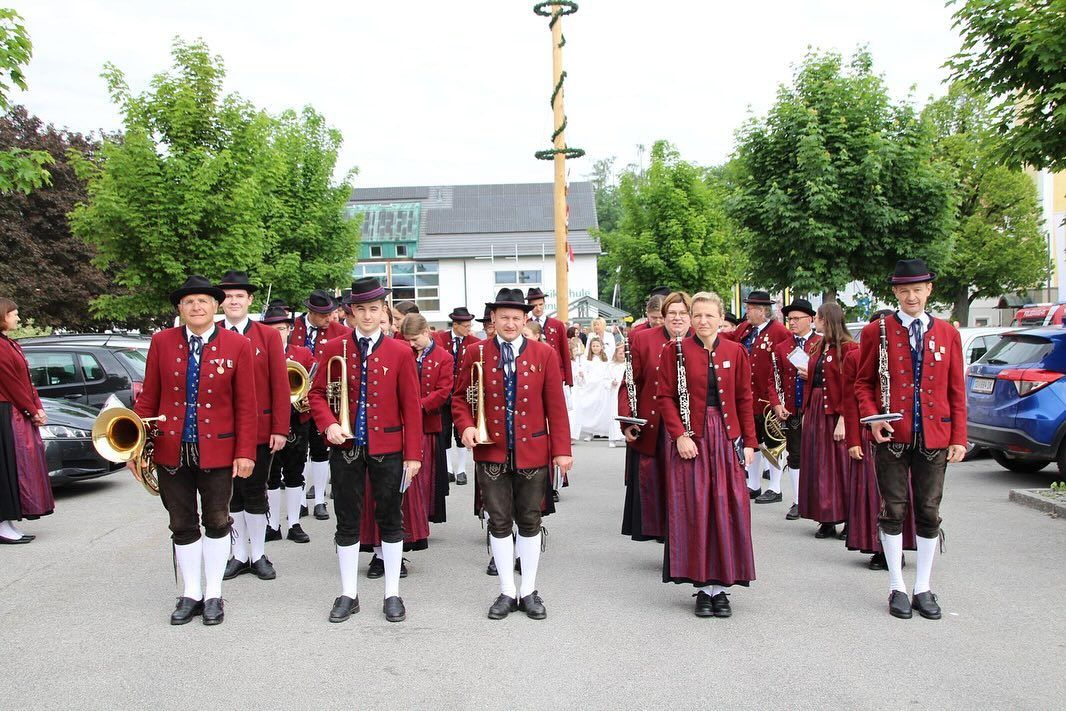 Bild enthält, People, Person, Group Performance, Music Band, Musical Instrument, Coat, Marching, Shoe, Car, Wheel