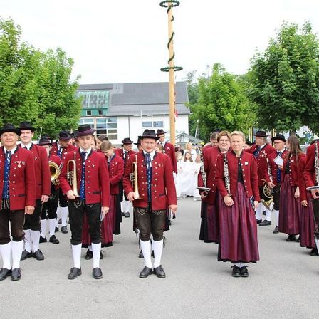 Bild enthält, People, Person, Group Performance, Music Band, Musical Instrument, Coat, Marching, Shoe, Car, Wheel