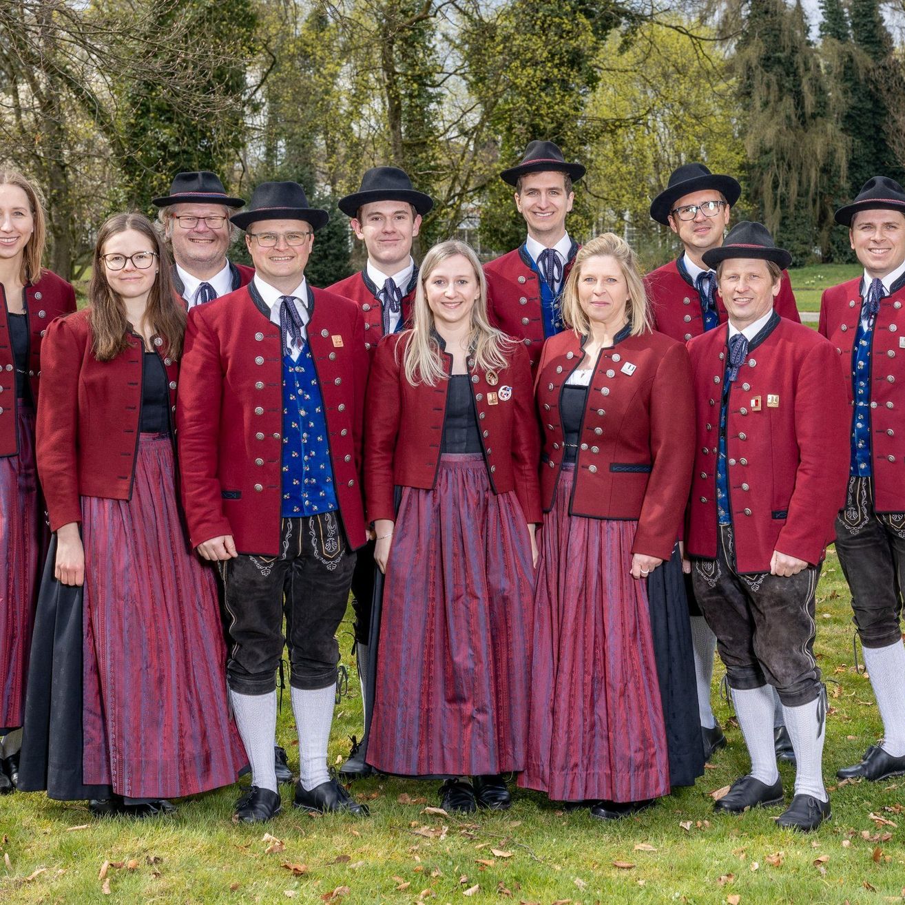 Bild enthält, Lady, Person, Groupshot, Coat, People, Suit, Adult, Male, Man, Woman