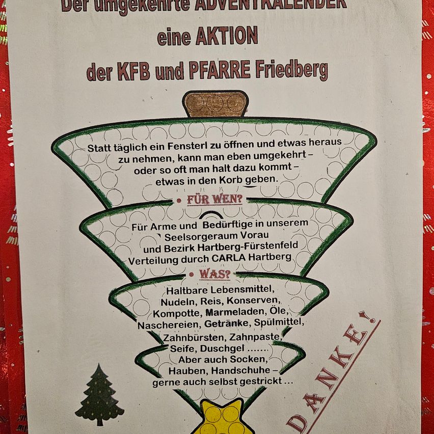 Plakat für eine Adventkalender-Initiative von KFB und PFARR Friedberg. Es ermutigt zu täglichen Spenden für Bedürftige, die Lebensmittel, Pflegeprodukte und Kleidung akzeptieren. Spenden werden von CARLA Hartberg gesammelt.