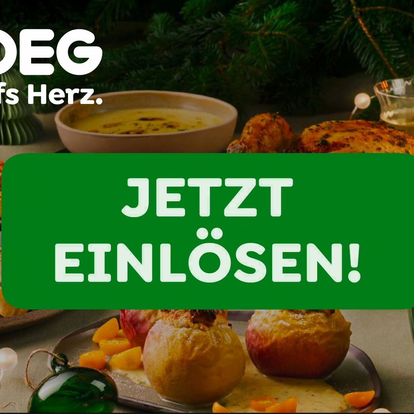 Ein festliches Feiertagsgericht mit Suppe, gebratenem Fleisch und Obst, mit einem grünen Schild in der Mitte, das 'JETZT EINLÖSEN!' sagt. Die Szene ist mit einem Weihnachtsbaum und anderen Feiertagsdekorationen geschmückt.