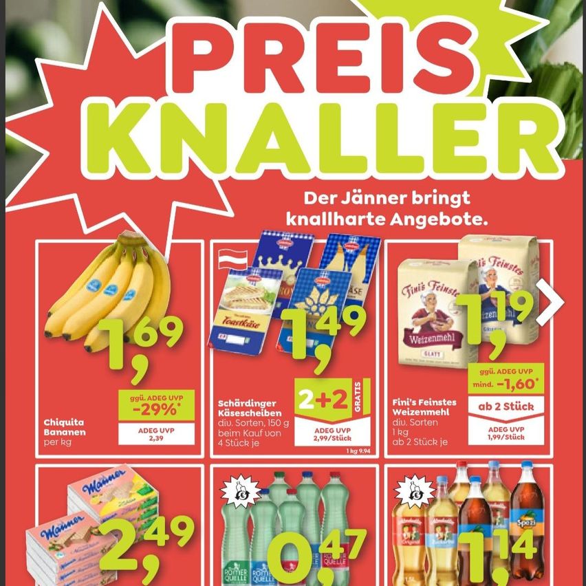 Werbung für verschiedene Produkte wie Bananen, Kekse und Getränke. Die Bananen kosten 1,69 pro kg. Kekse sind 1,49, mit 2 für 2 gratis. Feines Weizenmehl ist 1,19, mit 2 für 2,47. Andere Produkte beinhalten Limonadenflaschen und Packungen von Keksen.