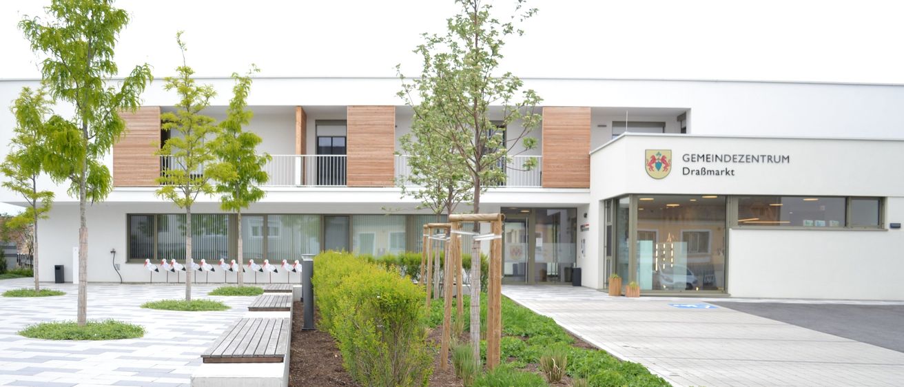 Bild enthält, City, Plant, Office Building, Urban, Campus, Car, Person, Walkway, School, Grass