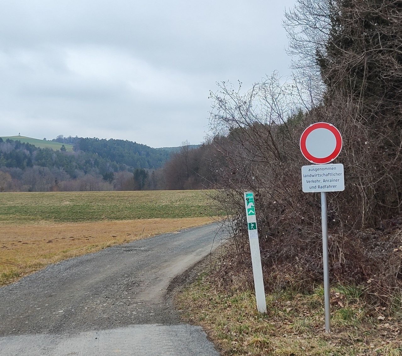 Bild enthält, Road, Sign, Symbol, Gravel, Tarmac, Road Sign, Outdoors