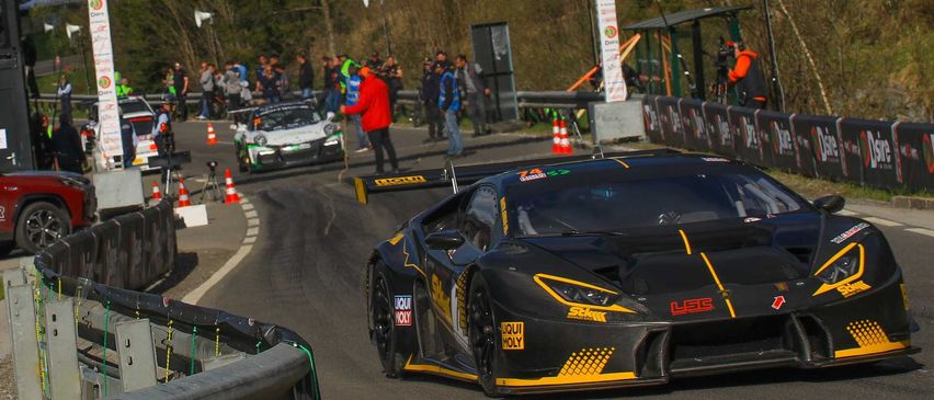 Bild enthält, Car, Vehicle, Person, Race Car, Shoe, Adventure, Sports Car, Bird, Road, Auto Racing