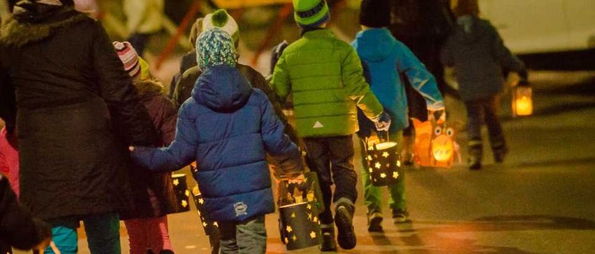 Bild enthält, Adult, Male, Man, Person, Walking, Boy, Child, Coat, Handbag, Shoe