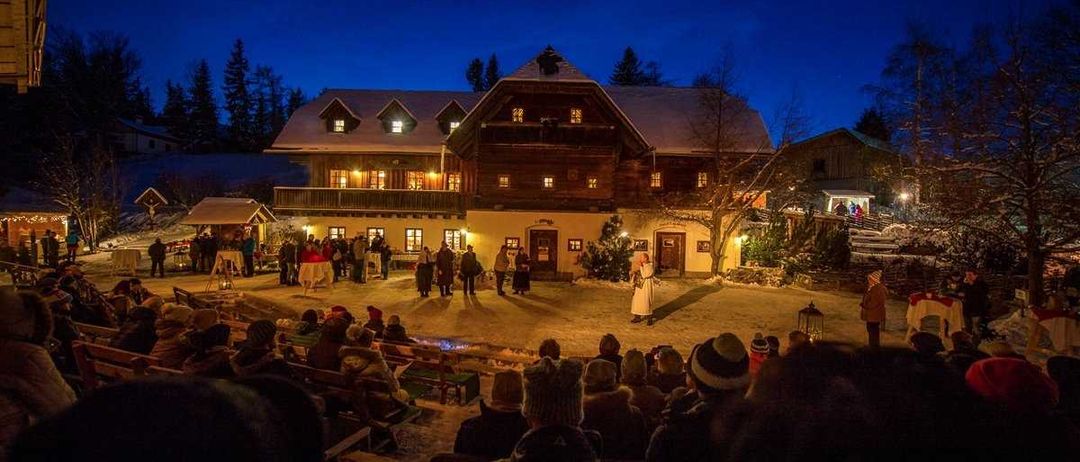 Bild enthält, Lighting, Concert, Crowd, Person, Urban, Neighborhood, City, People, Building, Child