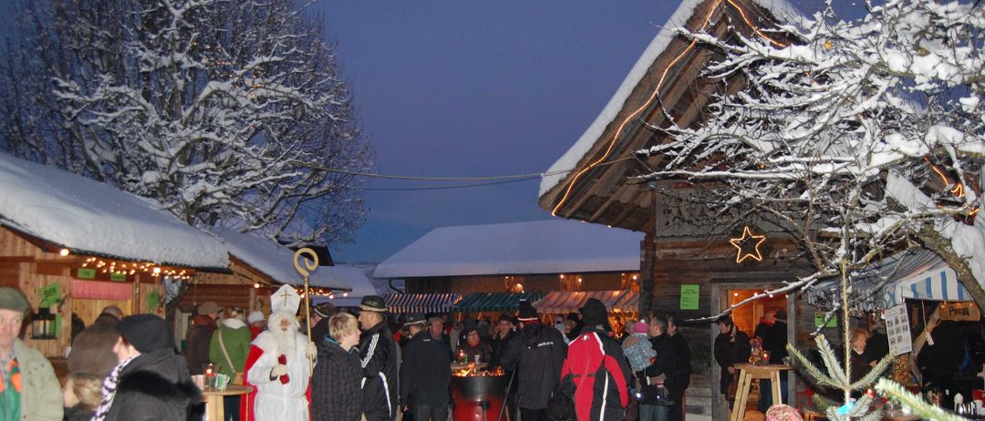 Bild enthält, Shoe, Person, Hat, Glove, Handbag, Coat, Outdoors, Nature, Jeans, Pants