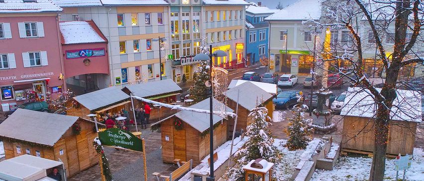 Bild enthält, Neighborhood, City, Urban, Outdoors, Person, Shelter, Car, Hotel, Resort, Nature