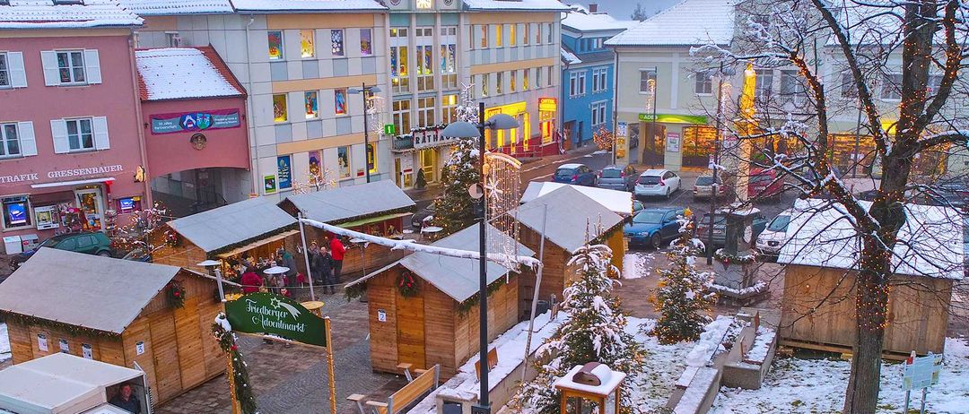 Bild enthält, Neighborhood, City, Urban, Outdoors, Person, Shelter, Car, Hotel, Resort, Nature