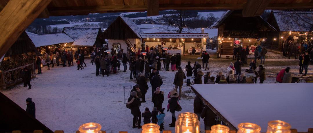 Bild enthält, Lighting, Accessories, Bag, Handbag, Person, Candle, Clothing, Footwear, Shoe, Head