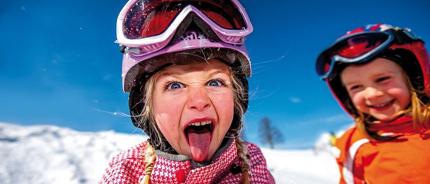 Bild enthält, Accessories, Goggles, Head, Person, Helmet, Face, Portrait, Child, Female, Girl