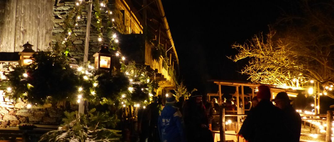 Bild enthält, Lighting, Fir, Tree, Adult, Male, Man, Person, Building, Christmas Decorations, Outdoors