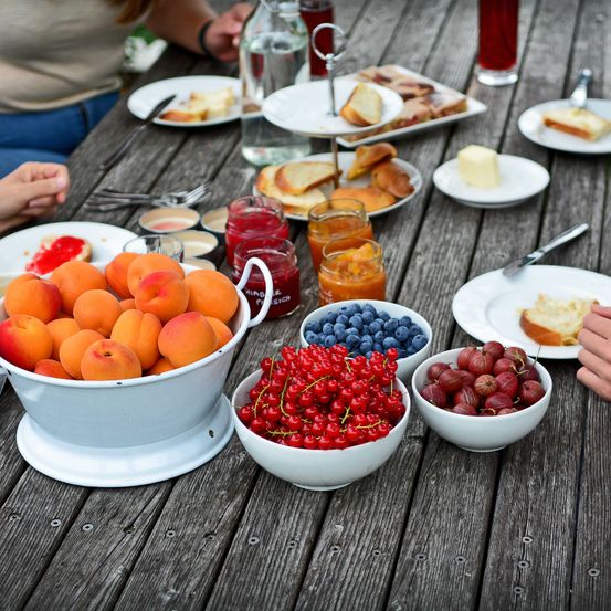Bild enthält, Brunch, Fork, Adult, Female, Person, Woman, Fruit, Plate, Table, Beer