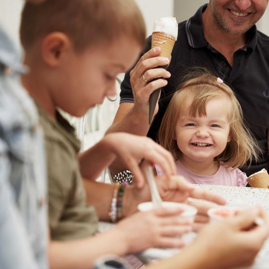 Bild enthält, Finger, Person, Adult, Female, Woman, Face, Head, Happy, People, Ice Cream