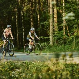 Bild enthält, Helmet, Bicycle, Cycling, Person, Vehicle, Adult, Male, Man, Shoe, Glasses