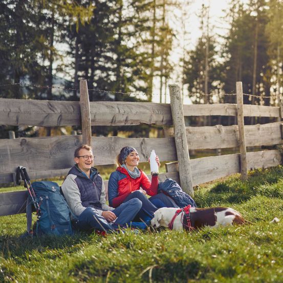 Bild enthält, Pants, Grass, Park, Grassland, Tree, Pasture, Backyard, Vegetation, People, Portrait