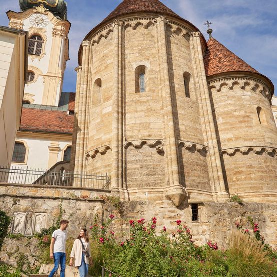 Bild enthält, Monastery, Bell Tower, Spire, Clock Tower, Fortress, Cathedral, Person, Arch, Gothic Arch, Dome