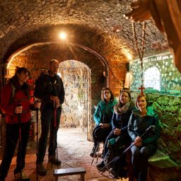 Bild enthält, Crypt, Adult, Female, Person, Woman, Male, Man, Glasses, Urban, Path