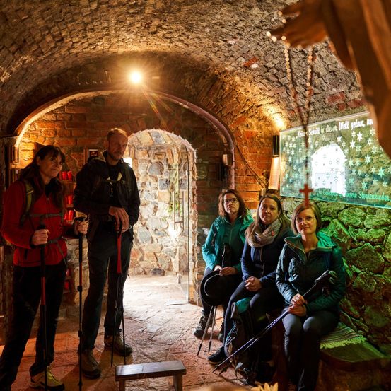 Bild enthält, Crypt, Adult, Female, Person, Woman, Male, Man, Glasses, Urban, Path