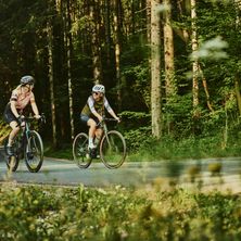 Bild enthält, Helmet, Bicycle, Cycling, Person, Vehicle, Adult, Male, Man, Shoe, Glasses