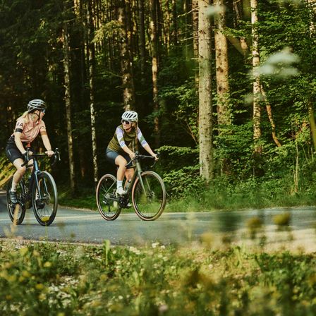 Bild enthält, Helmet, Bicycle, Cycling, Person, Vehicle, Adult, Male, Man, Shoe, Glasses