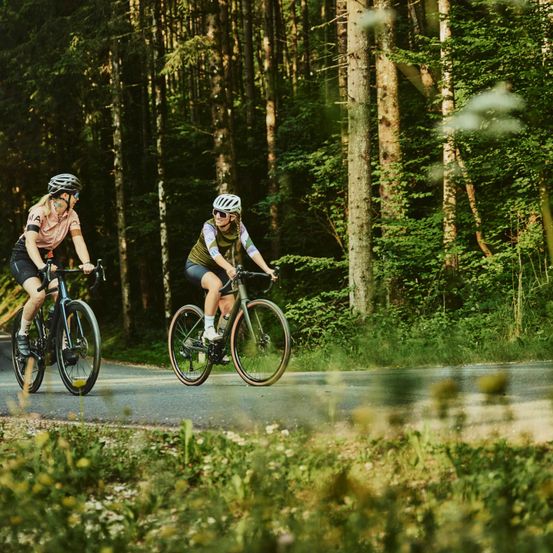 Bild enthält, Helmet, Bicycle, Cycling, Person, Vehicle, Adult, Male, Man, Shoe, Glasses