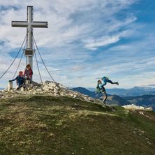 Bild enthält, Cross, Hiking, Outdoors, Person, Rock, Landscape, Peak, Glove, Scenery, Man