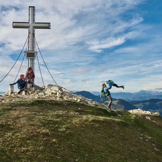 Bild enthält, Cross, Hiking, Outdoors, Person, Rock, Landscape, Peak, Glove, Scenery, Man