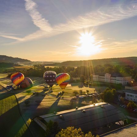 Bild enthält, Nature, Outdoors, Sky, Landscape, Sun, Grass, Building, Balloon, Neighborhood, Vegetation